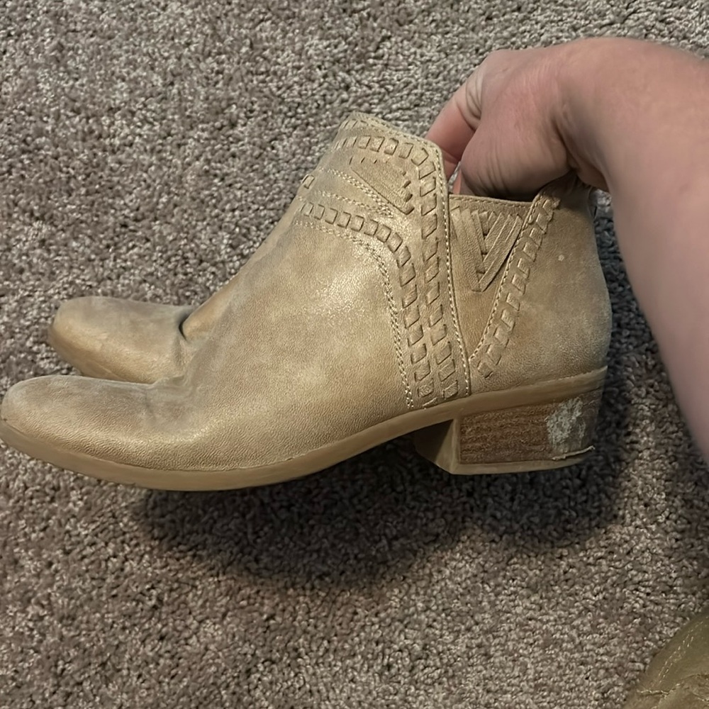 Bare Traps women’s tan leather booties. Size 8. Lightly worn. Cute/comfortable!